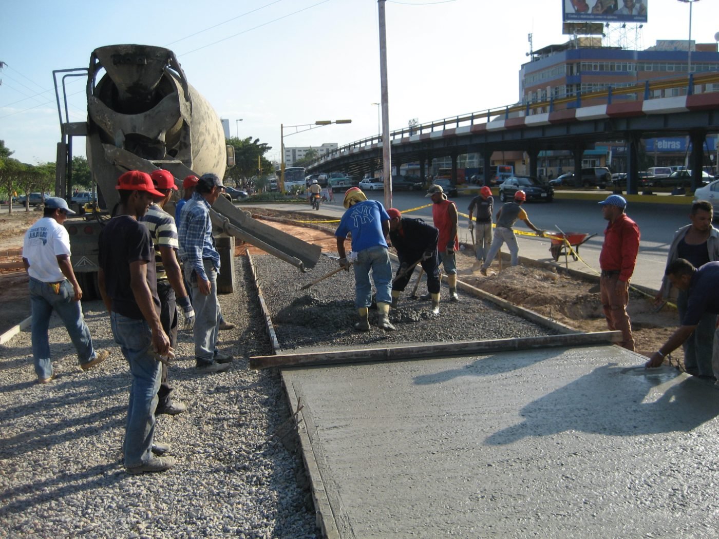 Vaciado de concreto en vialidad urbana