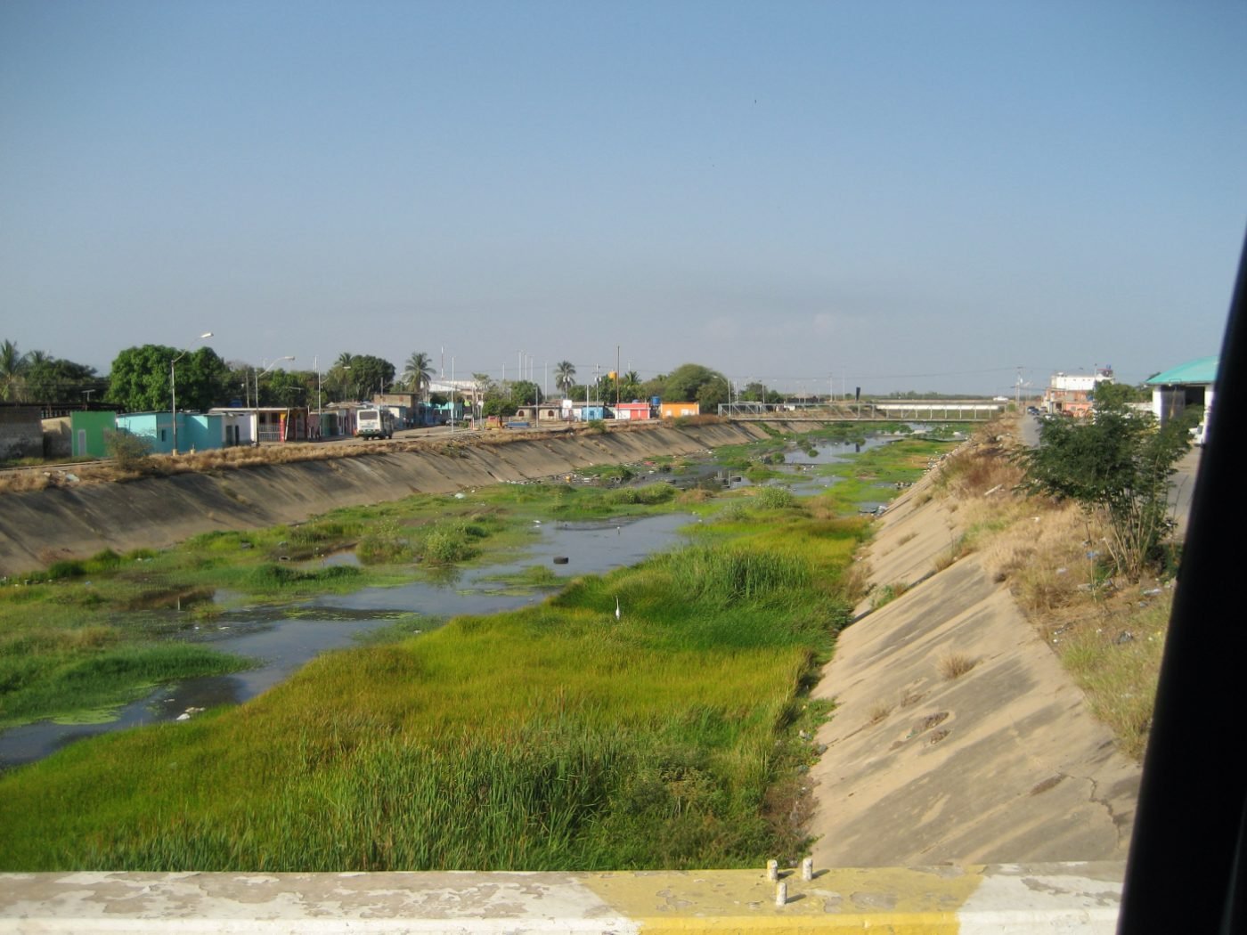 Canal de drenaje y obra hídrica
