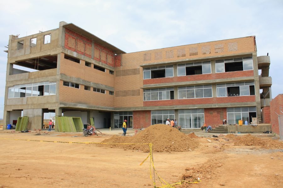 Edificación de tres niveles en construcción