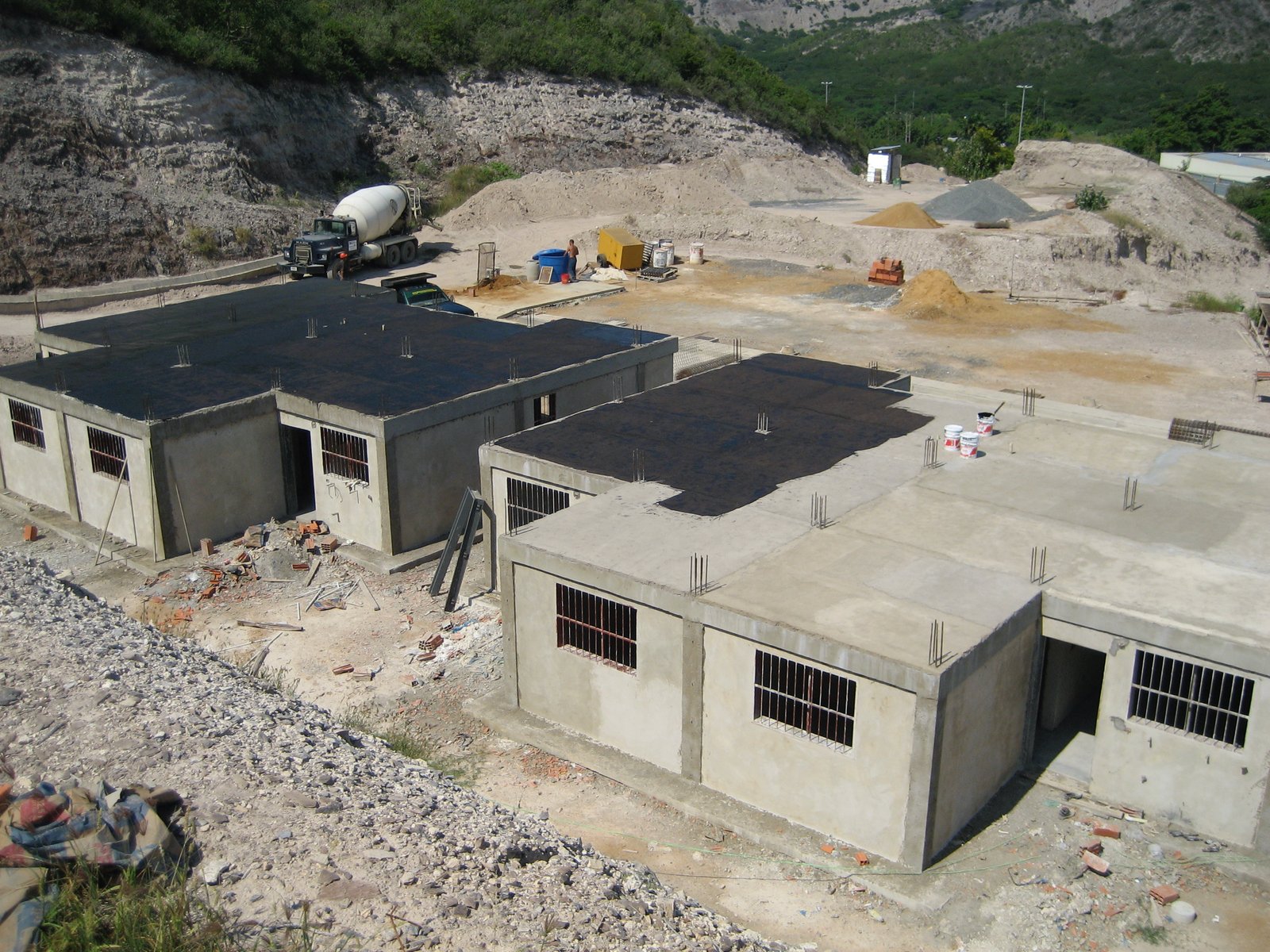 Camiones mezcladores y cargador en obra